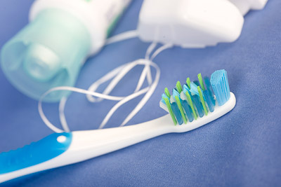 spazzolino e filo interdentale: ausili essenziali nell’igiene orale domiciliare
